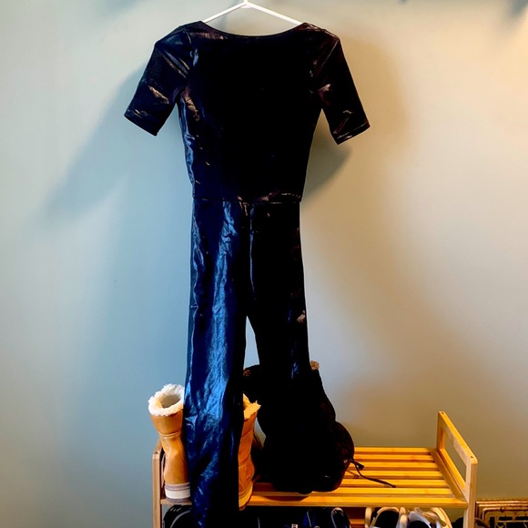 Shiny black dance costume for solos - Picture 1 of 3